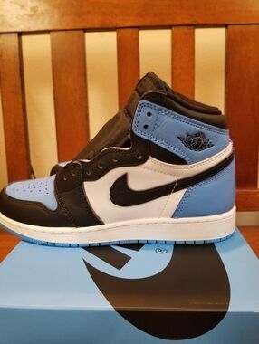 Air Jordan 1 High OG Men's Size 6 and Youth Size 6- Black/White/University Blue